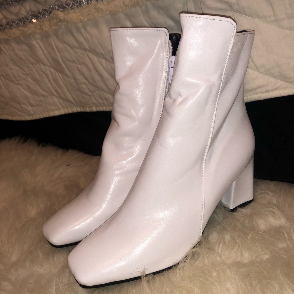 Neve Worn White booties